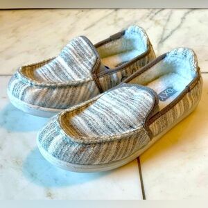 NWOT Roxy, size 2, little kids slip-on fleece lined gray and white comfort shoe